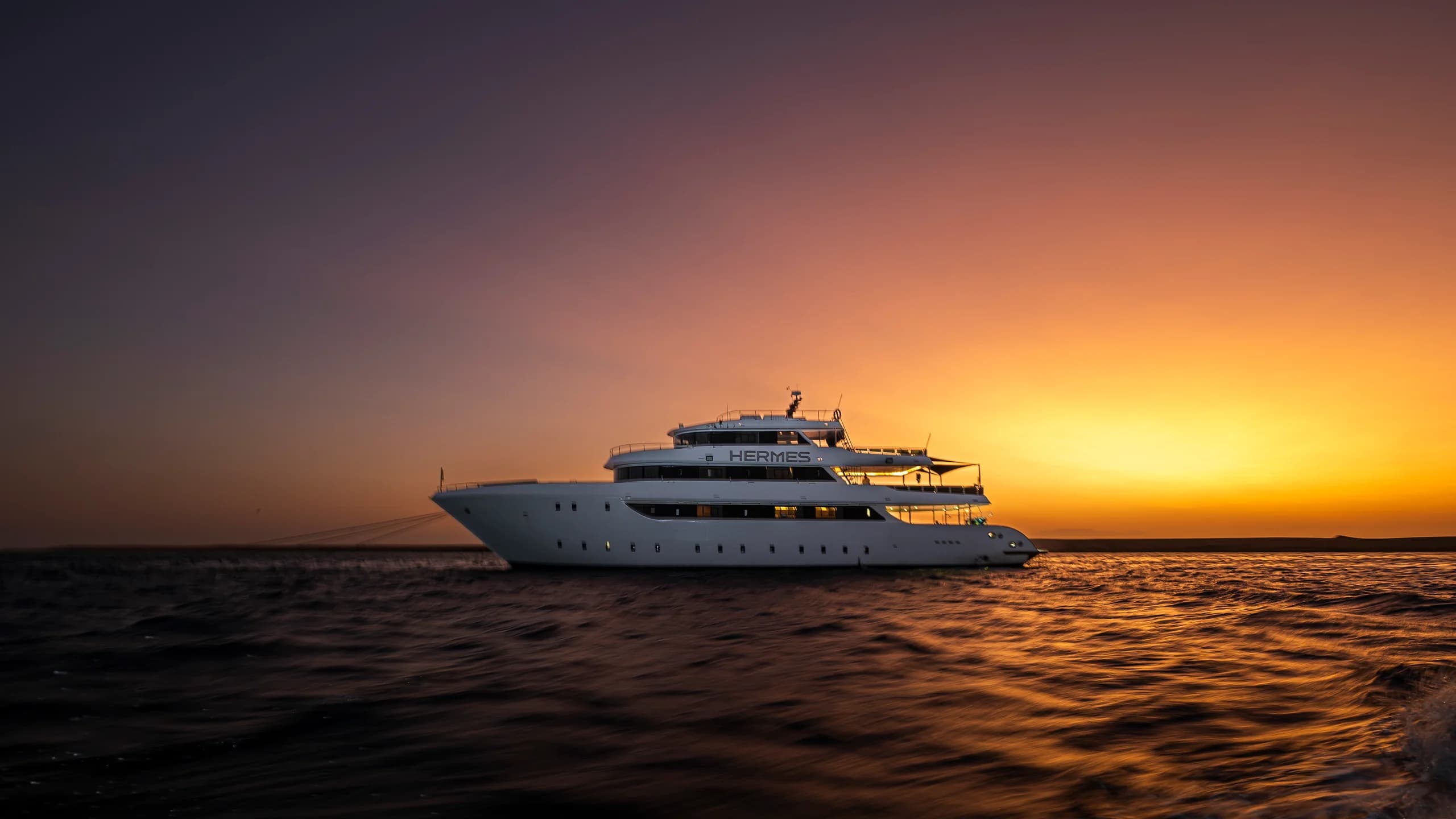 Yacht de luxe au coucher du soleil en mer Rouge