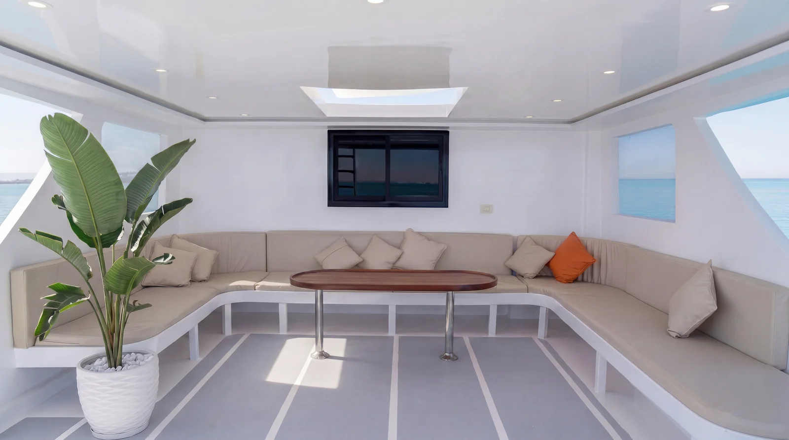 Salon panoramique du yacht Hermes