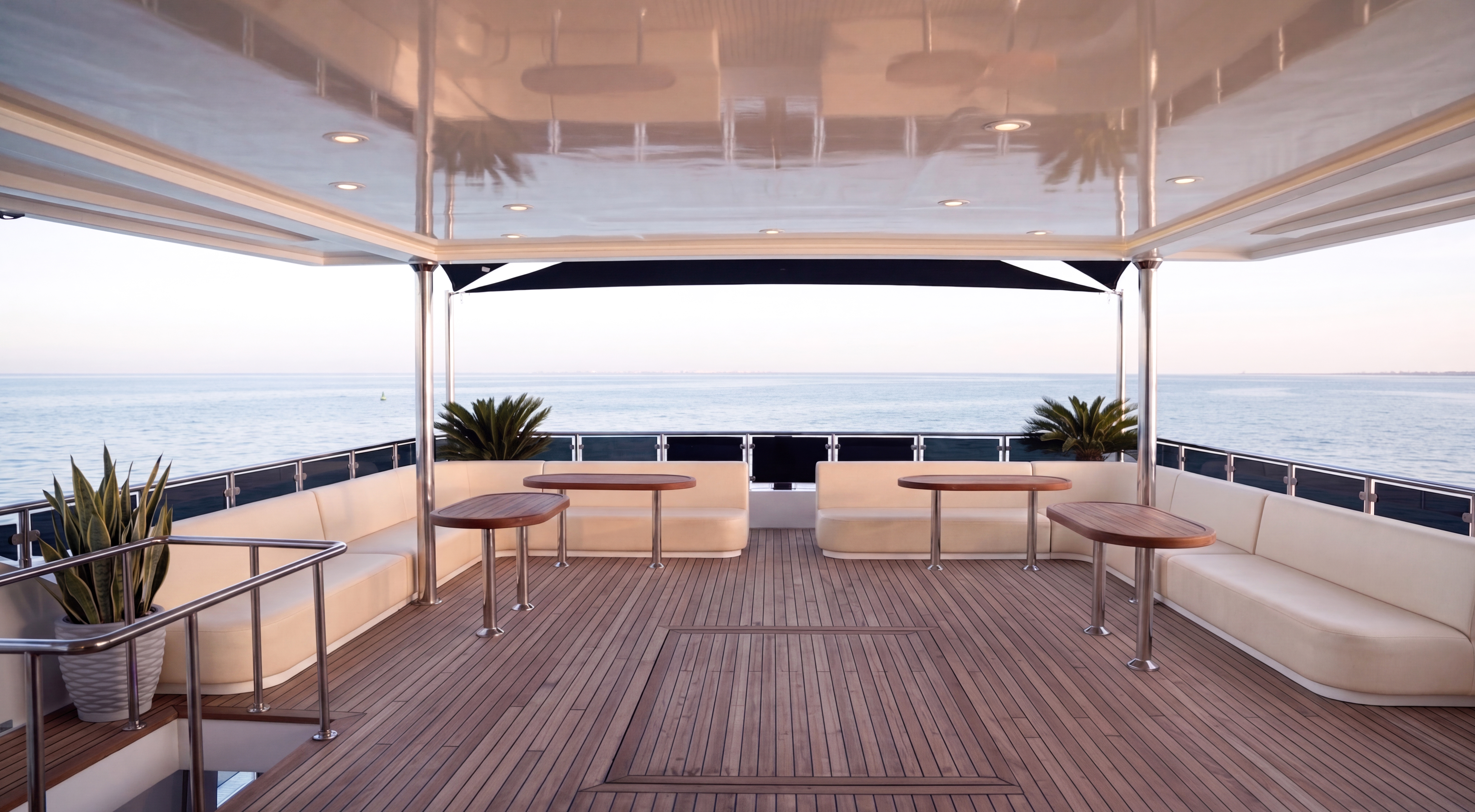 Pont extérieur du yacht Hermes