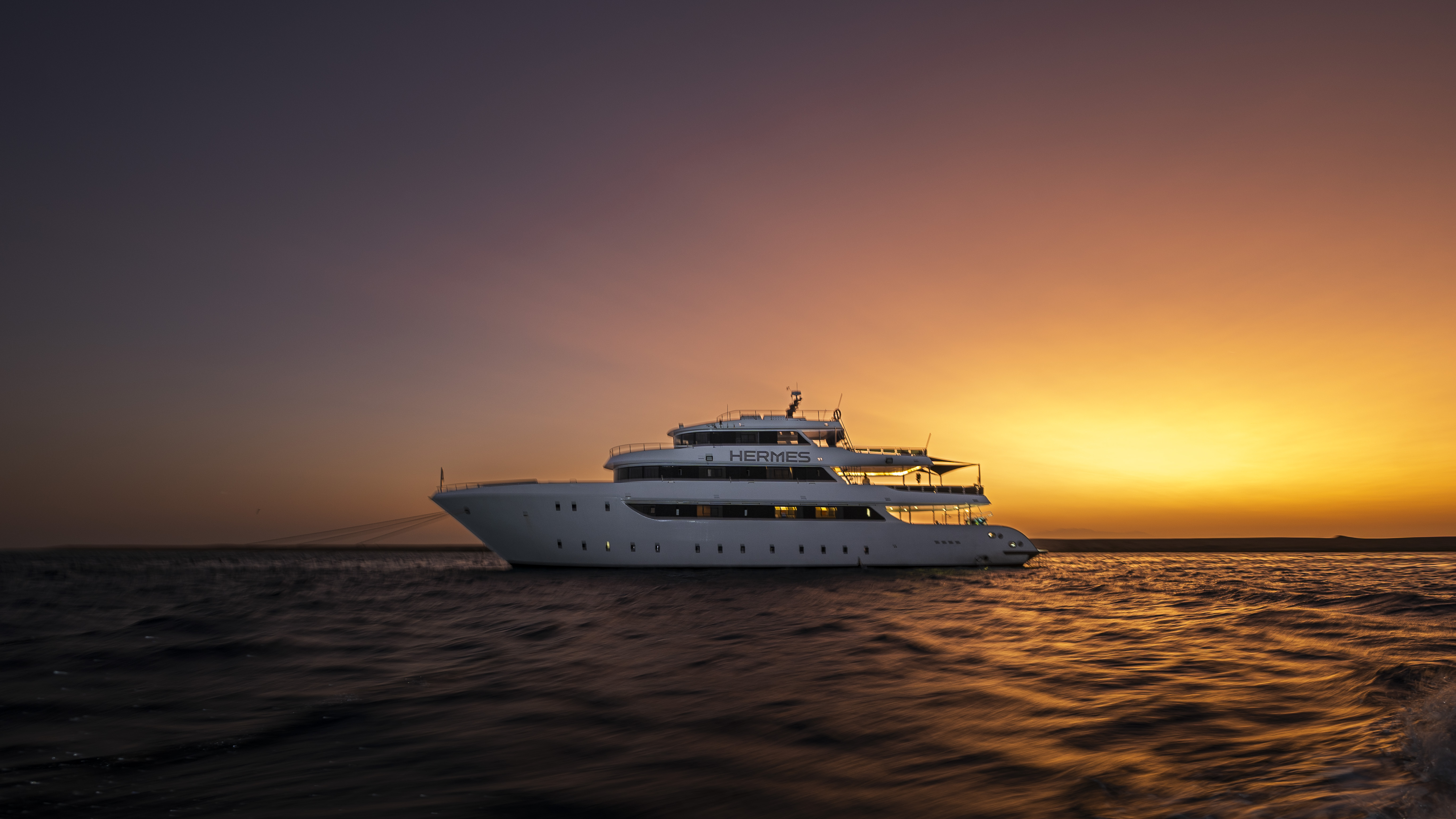 Yacht de luxe au coucher du soleil en mer Rouge