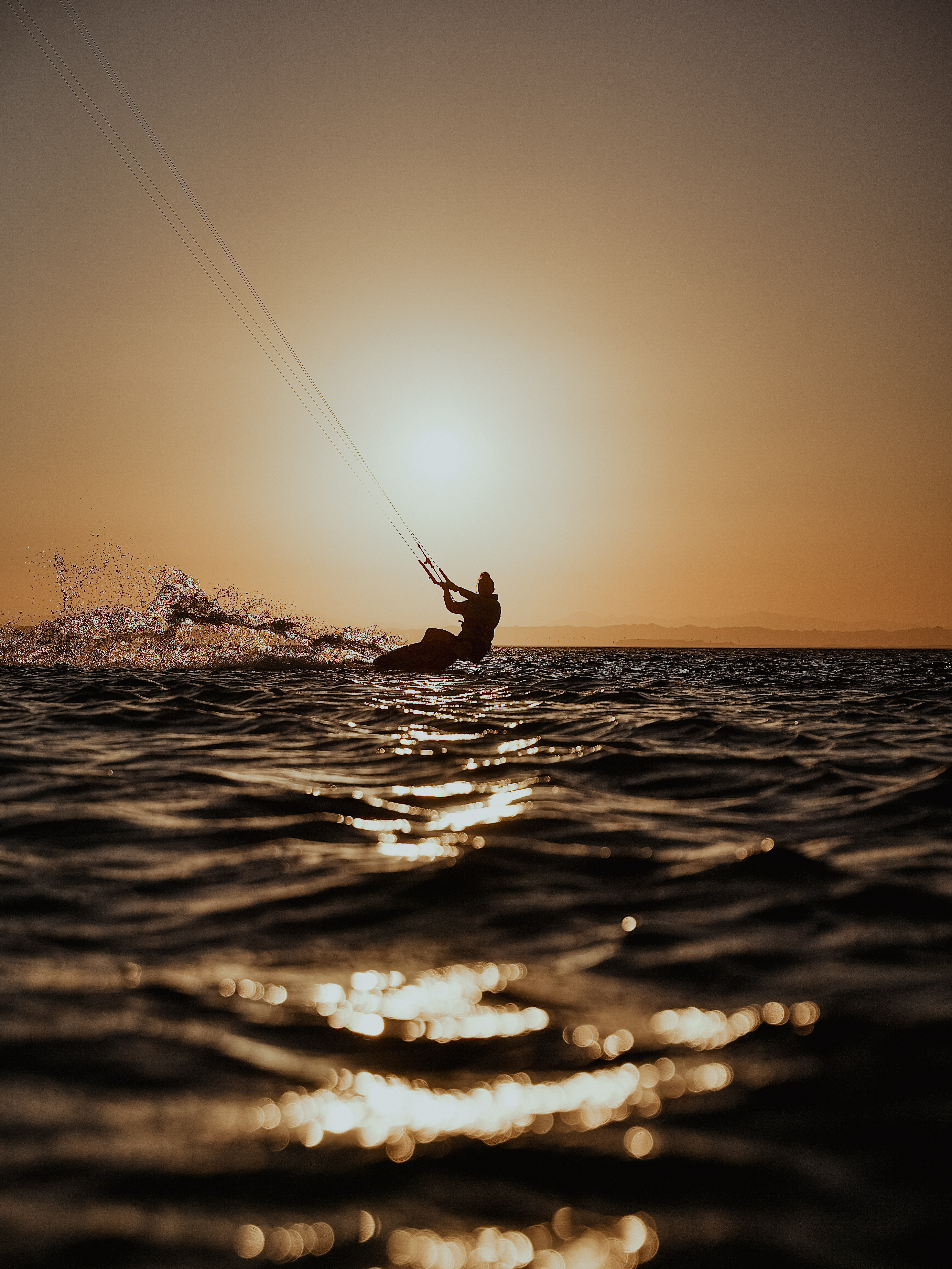 Kitesurfeur au coucher du soleil