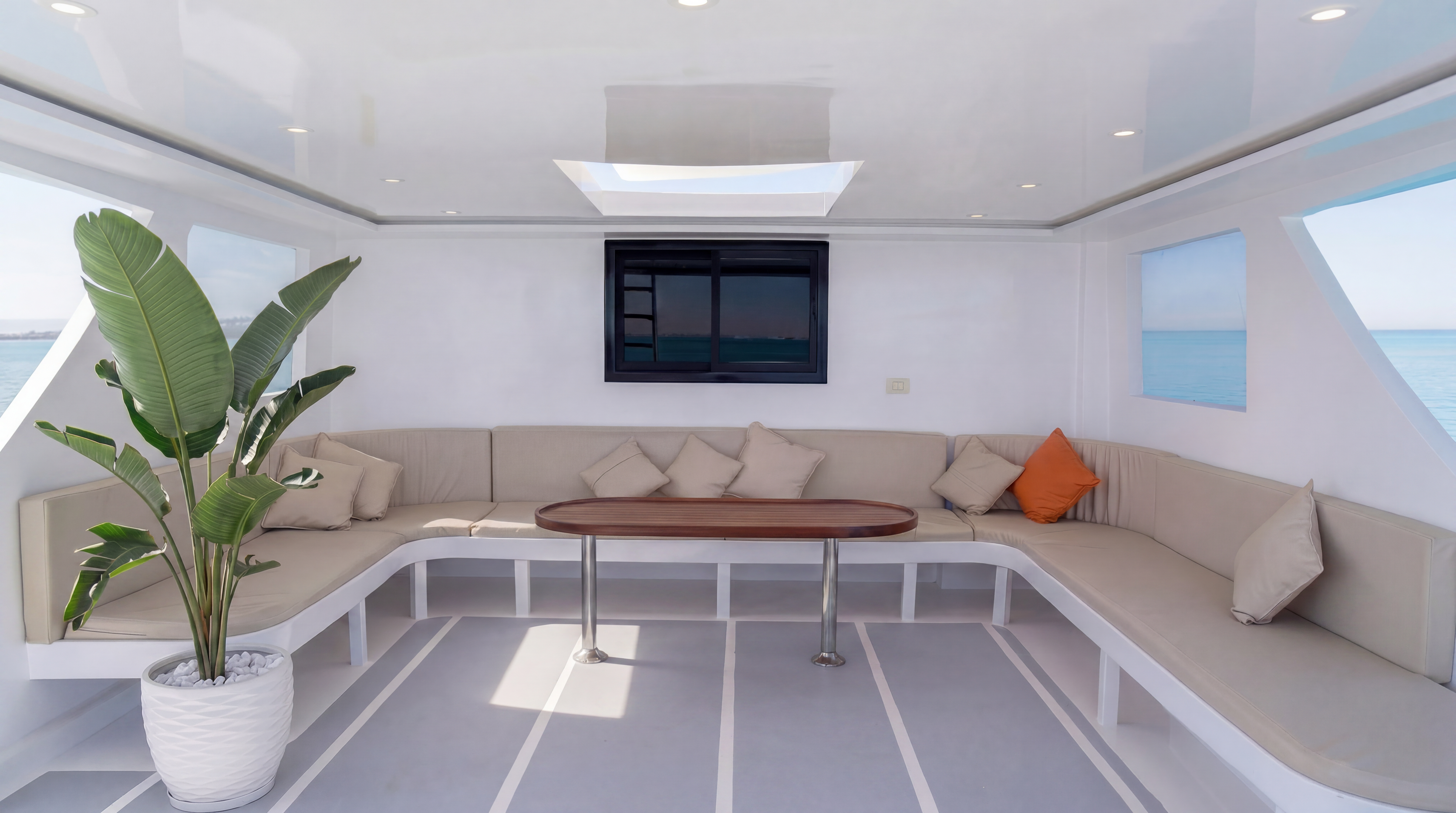 Salon panoramique du yacht Hermes